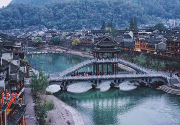 TRƯƠNG GIA GIỚI - PHƯỢNG HOÀNG CỔ TRẤN 